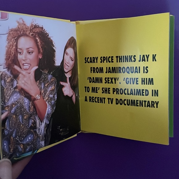 Vtg Spice Girls. Unofficial Scary Spice In My Pocket Mel B. Little book. +++ - Picture 3 of 3